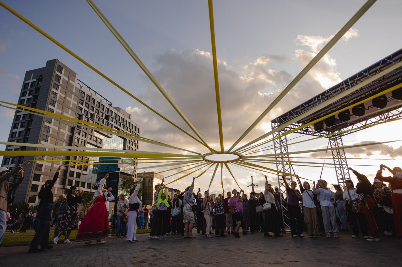 «Земное светило из людей»: более 10 000 человек объединились в хоровод на «Фестивале Солнца» в Челябинске